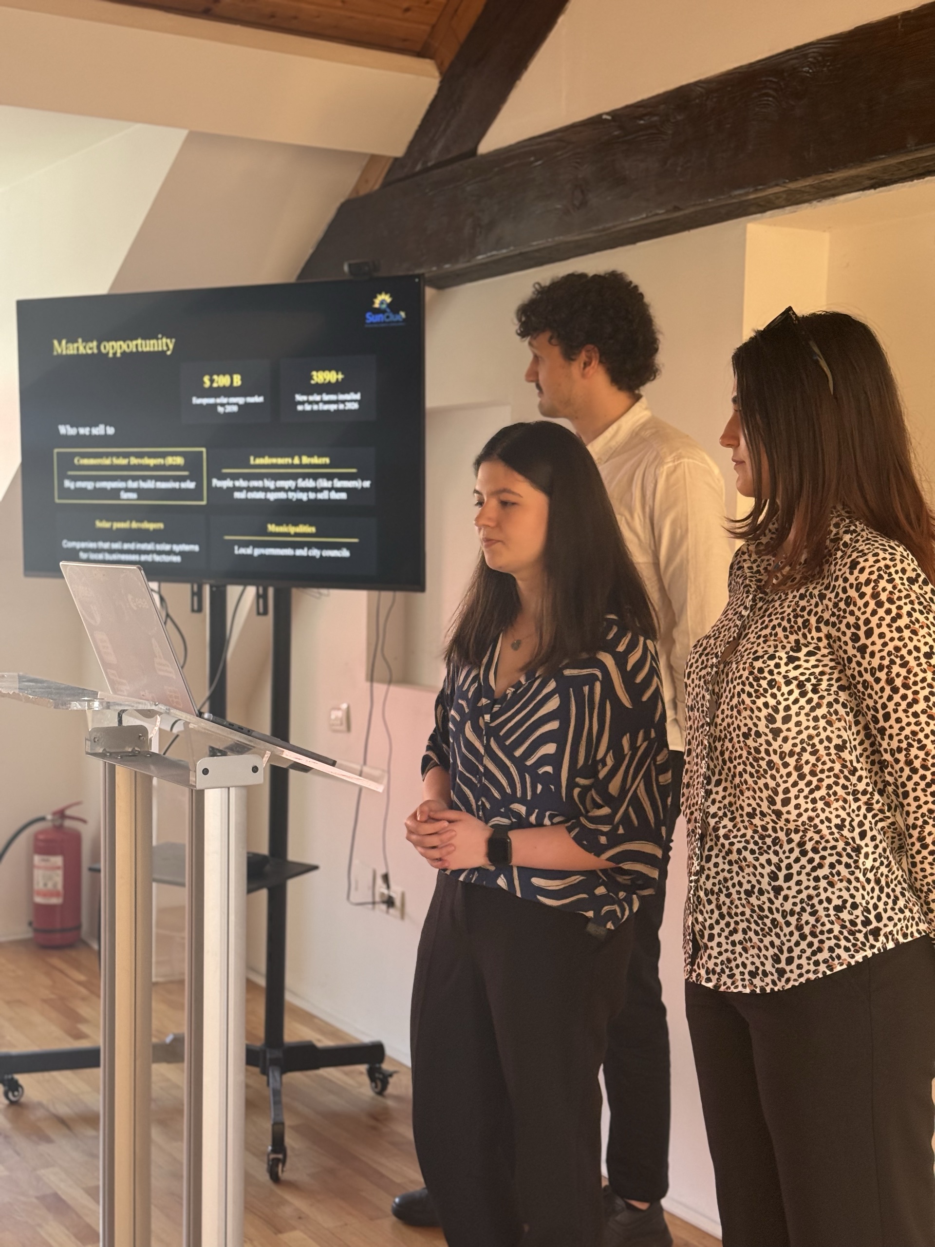 Sun Clue pitching on Demo Day