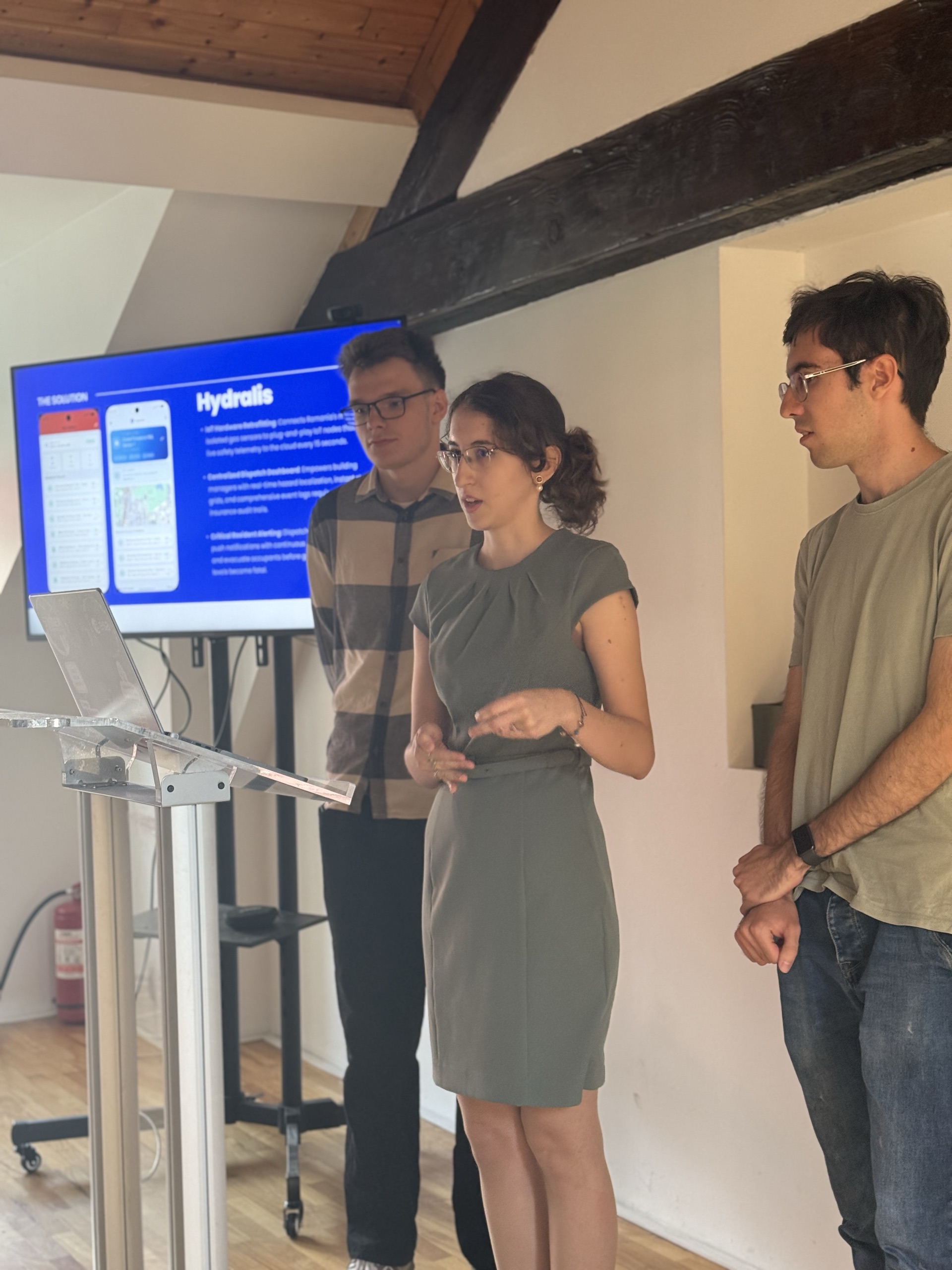 Hydralis pitching on Demo Day